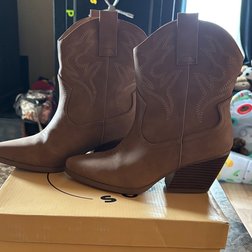 Soda Tan Heeled Western Boots
